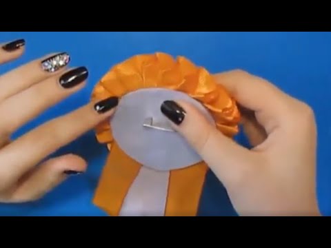 Видео: ВЕСЬ КЛАСС ЗАКАЗАЛ НА ВЫПУСКНОЙ! Як зробити розетку,значок,медаль випускника атласних стрічок )