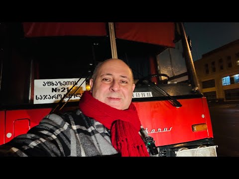 Видео: Тбилиси. Автобус из СССР на окраине города. Легендарный «Икарус» прибыл из Поти.