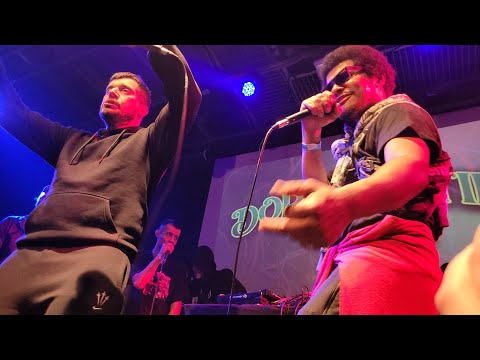 Видео: Максим Синицын читает, несмотря ни на что... Kunteynir - В аквапарке