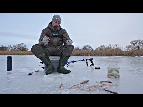 Видео: ЭТИМ СПОСОБОМ НАЛОВИШЬ ДАЖЕ В ГЛУХОЗИМЬЕ! Зимняя рыбалка на простую снасть.