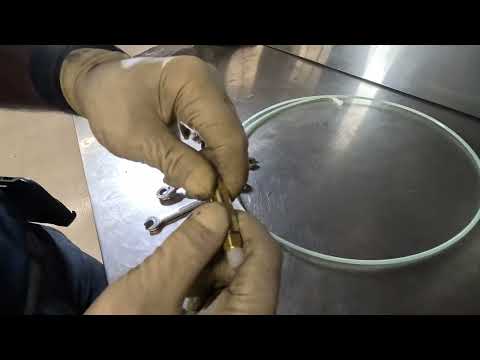 Видео: Неисправность и ремонт шланга/линии пневмоподвески на Mercedes