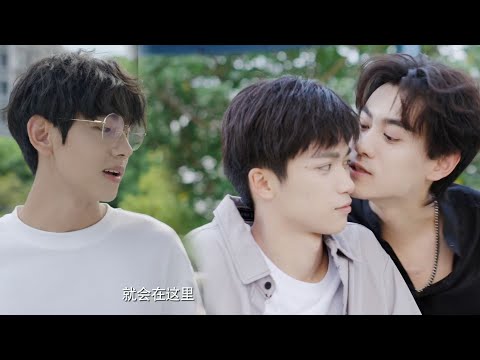 Видео: Верхний и нижний бесстыдно целуются средь бела дня, а Сяо Шуай, сидящая рядом, так завидует!