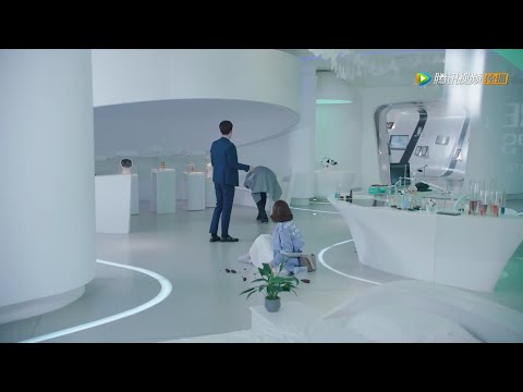 Видео: Злой человек хочет навредить Сяоци, но вовремя появляется ФанЛэн и отбивает его.