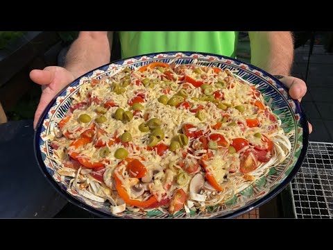 Видео: Як зробити величезну піцу без грама тіста вдома на дровах?