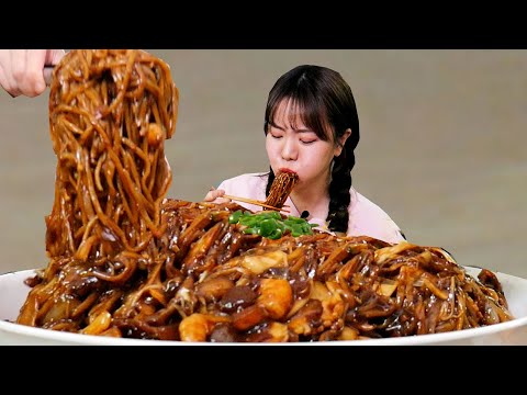 Видео: Большой корейский соус с черной фасолью и лапшой Eatingshow ㅣ jajangmyeon MUKBANG