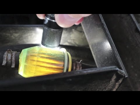 Видео: Замена топливного фильтра John Deere 1025R с помощью зажимных хомутов