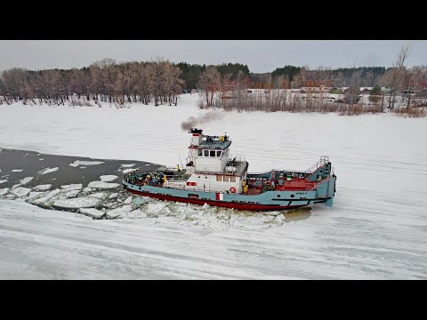 Видео: Ледокол ломает лёд в Рождественской Воложке