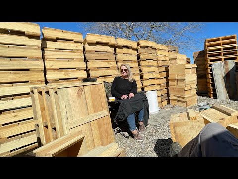 Видео: Коммерческие двухсторонние поддоны: как мы изготавливаем донные доски для ульев медоносных пчел.