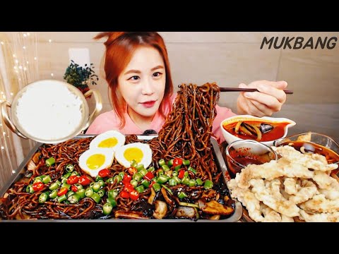 Видео: Субтитры) Всё плотно Глянцевая бумага Прыгающая MUKBANG ASMR yummy eating show