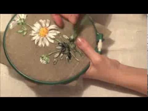 Видео: Вышивка лентами для начинающих. Ромашка (часть 4)