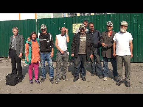 Видео: БЕЗДОМНЫЕ УБИРАЮТ ТЕРРИТОРИЮ ЗА 300 РУБЛЕЙ