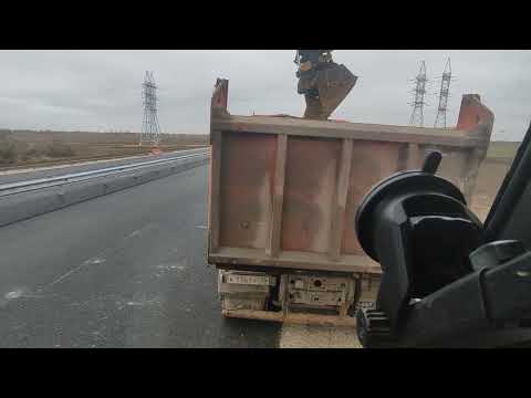 Видео: как формировать откос 1 /1.5?!  , колесный полноповоротный экскаватор VOLVO EW205 D- ротатор .