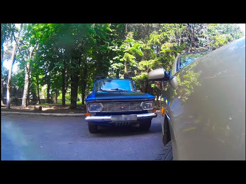 Видео: Как Почувствовать Габариты Автомобиля или Как Выехать со Стоянки - Видеоурок Вождения #17