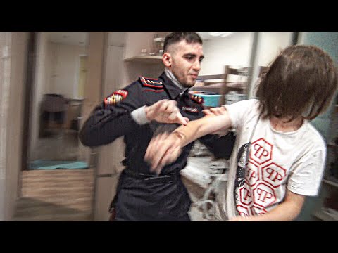 Видео: ГРИФЕР БЬЕТ СОТРУДНИКА ПОЛИЦИИ В РЕАЛЬНОЙ ЖИЗНИ ИЗ-ЗА МАЙНКРАФТ!