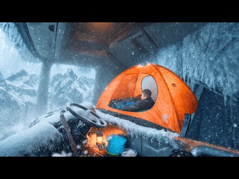 Видео: Борьба дальнобойщика за выживание при -20°C | Ночной кемпинг в холодную погоду