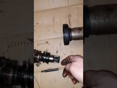 Видео: Как выкрутить болт с промежуточного вала на Фольксваген Т5