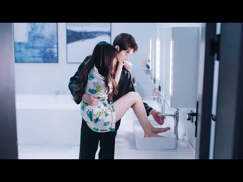 Видео: Золушка получила травму, а властный президент подобрал ее и дал лекарство!#zhaolusi