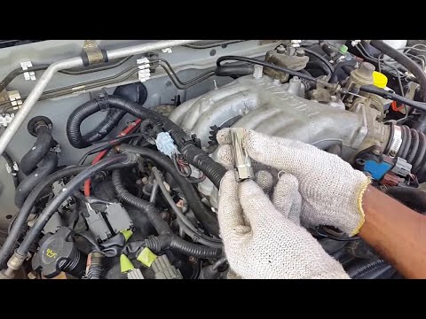 Видео: Как снять свечу зажигания цилиндра № 6 Nissan Vg33e.