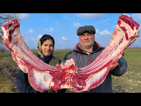 Видео: БОЛЬШИЕ СОЧНЫЕ ГОВЯЖЬИ РЕБРЫШКИ НА 7 КГ РЕЦЕПТ В ДЕРЕВНЕ! ВКУСНЫЙ ДЕРЕВЕНСКИЙ УЖИН