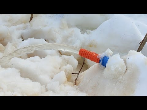 Видео: Чистейшая вода в замëрзшем грунте.