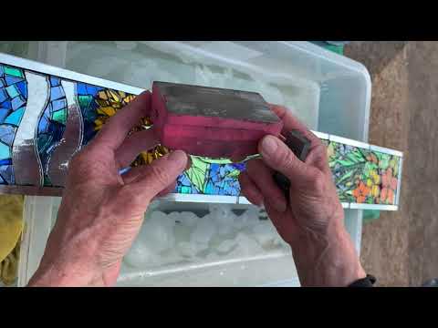 Видео: № 19 из 19. Очистка и полировка острых краев готовой стеклянной садовой мозаики.