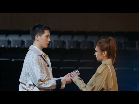 Видео: Парень изо всех сил старался уговорить девушку, и они наконец помирились