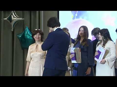 Видео: Церемония выдачи аттестатов выпускникам из 9А класса