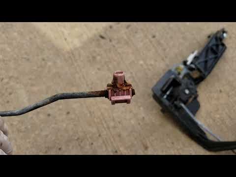 Видео: Как заменить ручку водительской двери Ford Focus 2011 года