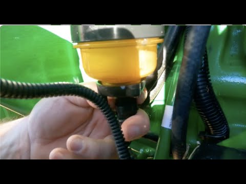 Видео: Слив водоотделителя топлива John Deere Vlogmas, день 13