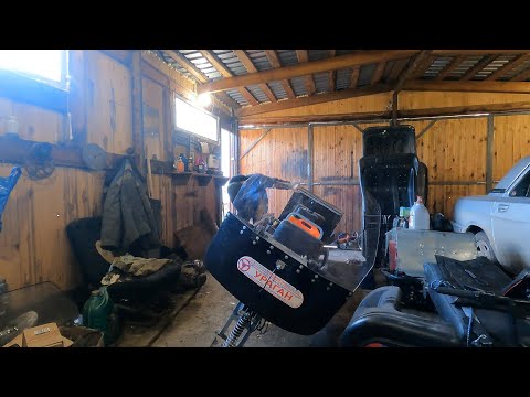 Видео: Обслуживание мотобуксировщика "Ураган" Сибирь 600 перед началом сезона. Склизы, двигатель, проводка.