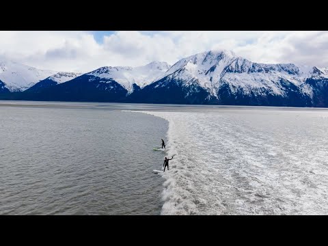 Видео: Огромный 35-футовый приливной нагон создал САМУЮ БОЛЬШУЮ приливную волну в Северной Америке
