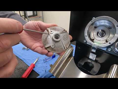 Видео: Замена жерновов и измельчителя комков Mythos Basic