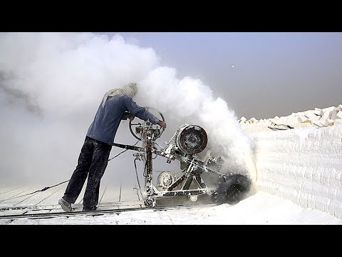 Видео: Как горняки в Египте, рискуя конечностями, добывают известняк | Рискованная работа