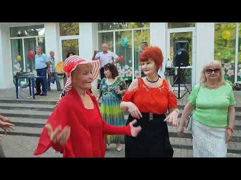 Видео: 23.07.23г..."ДЕВОЧКА МОЯ"... звучит на танцполе в Гомельском парке...