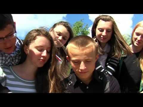 Видео: В школьном дворе