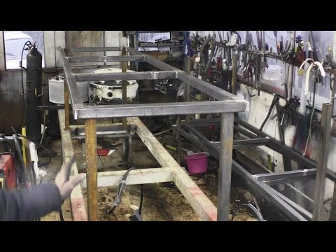 Видео: БОЛЬШОЙ СТОЛ (верстак) из профтрубы.