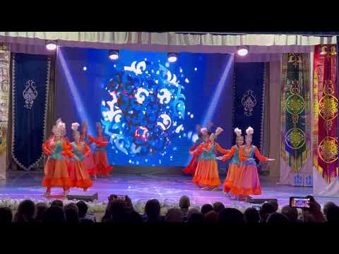 Видео: “Қазақ биі” халықтық биі ұжымы “ Реверанс” орындайды,  Республика күні концерті