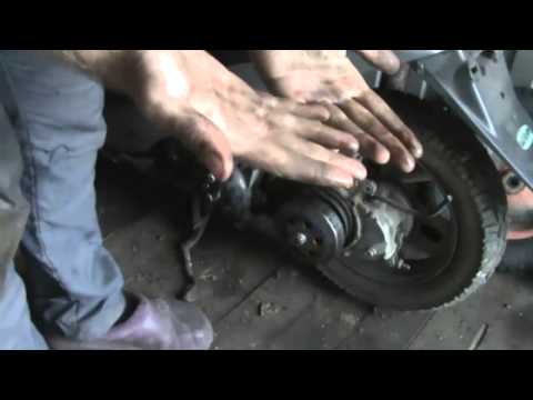 Видео: Honda Dio 27. Бензонасос и поршневая.