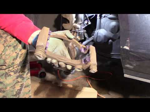 Видео: Передние тормозные диски и колодки на Nissan Rogue 2016 года