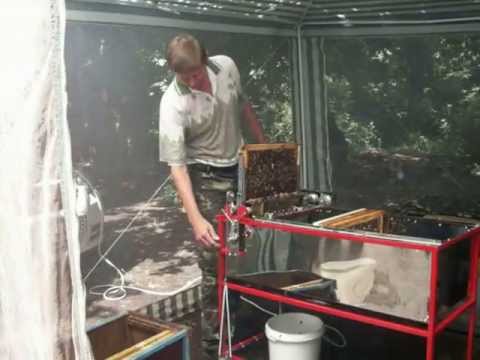 Видео: распечатыватель пчелиных сот МП-2
