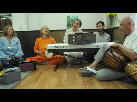 Видео: Прабхат Самгит №152 ЧОМПОКО БОНЕ МОДХУРО ШВОПОНЕ