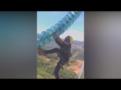 Видео: Линейщики на ЛЭП сверхвысокого напряжения