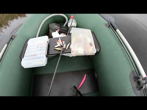 Видео: Ловля щуки с лодки на малой речке (река Саксагань)