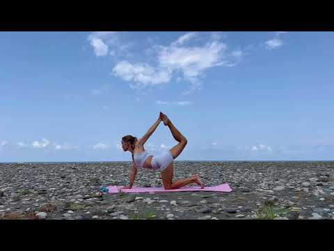 Видео: Быстрая йога: укрепляем спину и кор за 30 минут. Дыхание Бхастрика.