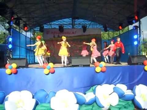 Видео: веселый танец " и я поздравляю тебя"