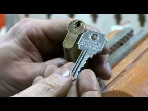 Видео: Отмычка Электропик Multipick для вскрытия замков с аглийским типом ключа.https://medvejatnik.kiev.ua