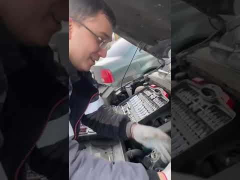 Видео: Замена аккумулятора  на ситроен с 4