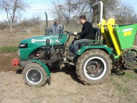 Видео: Посадка картофеля минитрактором GRASSXOPPER двухрядной сажалкой BOMET.