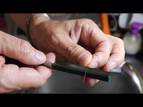 Видео: Чудодействующая стропа для правки опасной бритвы Straight razor stropping