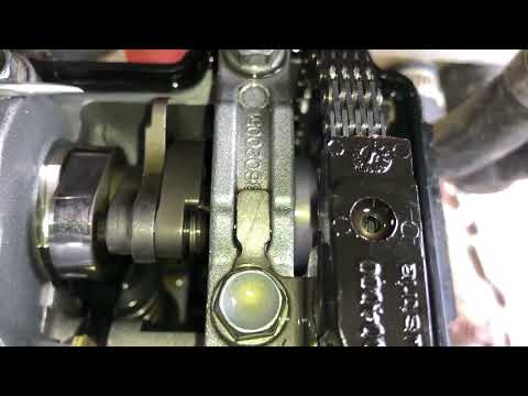 Видео: РЕМОНТ KTM EXC F 350: ЛЕЧИМ "ЗАТЫК" ПРИ ЗАПУСКЕ ДВИГАТЕЛЯ (автодекомпрессор).